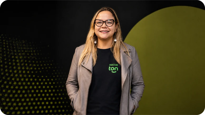 Nathalia de Lemos Barros sorrindo em frente a um microfone